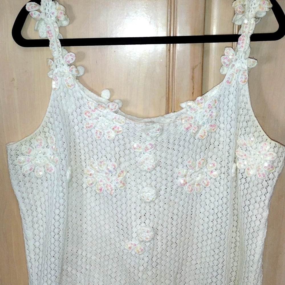 💥VINTAGE Newport News White Knit Tank Top With Delicate Sequin Crochet Flowers - Picture 13 of 13
